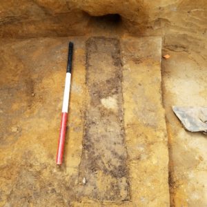 Beam soil stain in an excavation unit