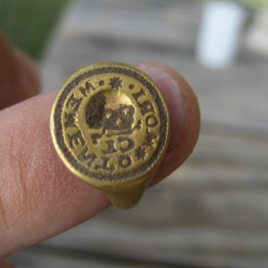 Ring with central skull seal and surrounding inscription memento mori