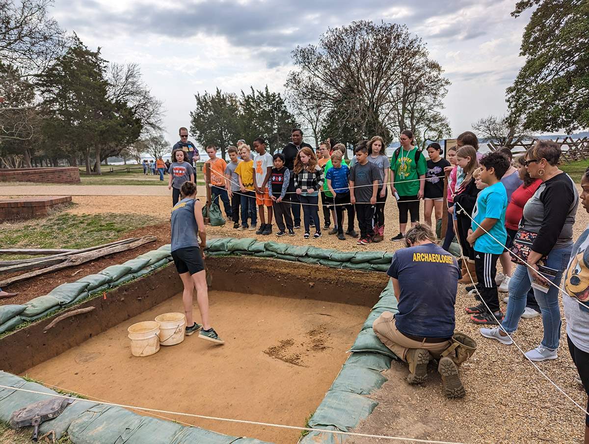 Site Supervisor Anna Shackelford shares the excavations near the Colonial Dames of America gate with visitors.